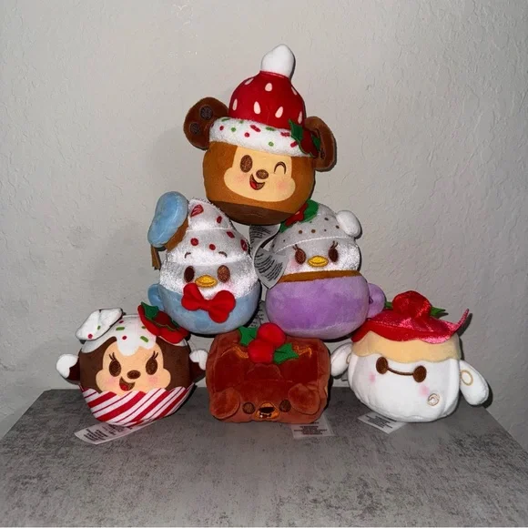 Set of 6 Disney Munchlings from the "Season's Sweetings" collection - Picture 1 of 3
